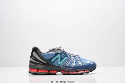 新百伦New Balance最新系列18907运动鞋子,有赛博朋克那味儿了!今年的 New Balance 新鞋型来了!Action Bronson x New Balance 1890 “Cyborg Tears”,由品牌携手高人气多栖艺术家 Action Bronson 带来联名呈现.以「赛博格之泪」为主题,整体气质明显更偏未来科幻路线,既有浓郁的概念表达,同时也保留了 New Balance 一贯擅长的复古运动底色,属于那种一眼就能记住的联名鞋款.鞋型亮点之一,便是分段式中底结构的运用,层次切割清晰,让原本偏复古的跑鞋轮廓多了几分机能与速度感,也进一步强化了 1890 这次想要表达的「复古与未来并存」的设定.细节方面,「Cyborg Tears」在鞋面融入水滴造型的呈现方式,直击主题之余,也让整双鞋的视觉效果更有「赛博朋克」氛围:既怪诞又精致,存在感拉满. 货号:U18909WH 含半码 编码: 101834